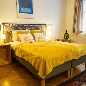 Bond & Sue Apartman